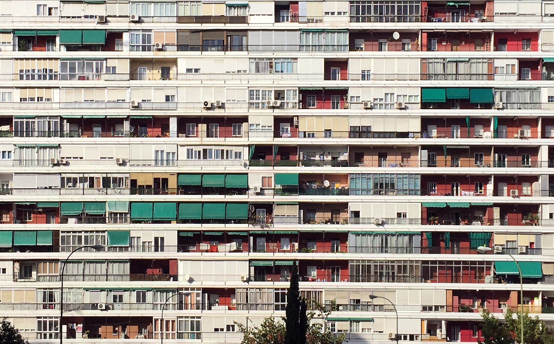 The Colmenas apartment complex along Madrid’s M-30, photographed October 5, 2014. Photograph: Álvaro Ibáñez, CC BY 2.0, via Wikimedia Commons; resized.